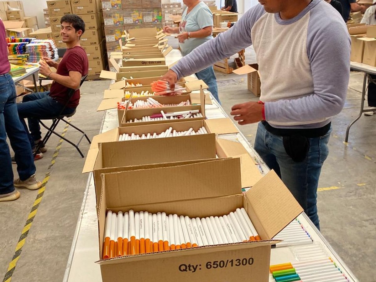 Armado de empaque en proceso de maquila